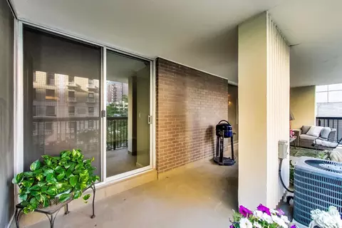 Exterior - 201 E Chestnut St #3A, Chicago, IL 60611 photo 3 of 10