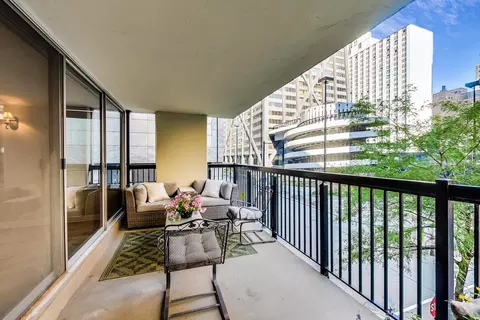 Exterior - 201 E Chestnut St #3A, Chicago, IL 60611 photo 2 of 10