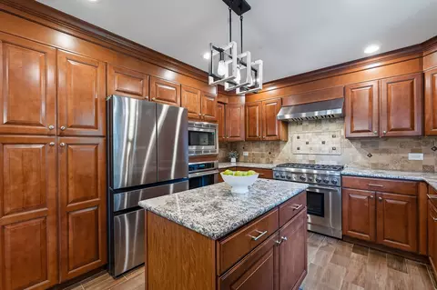 Kitchen - 1340 Northgate Dr, Bartlett, IL 60103 photo 4 of 10
