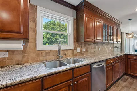 Kitchen - 1340 Northgate Dr, Bartlett, IL 60103 photo 7 of 10