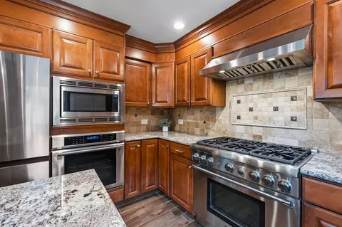 Kitchen - 1340 Northgate Dr, Bartlett, IL 60103 photo 5 of 10
