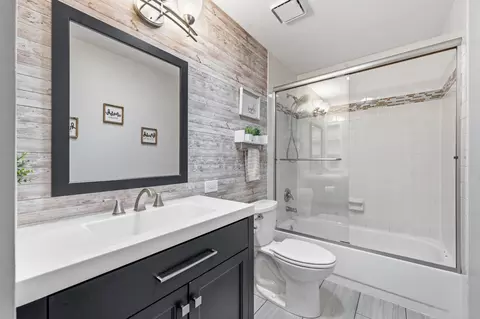 Bath - 1340 Northgate Dr, Bartlett, IL 60103 photo 3 of 3