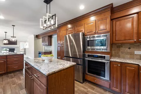 Kitchen - 1340 Northgate Dr, Bartlett, IL 60103 photo 6 of 10