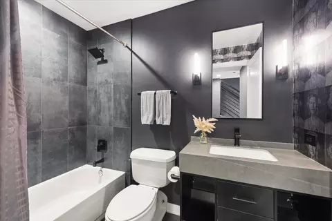 Bath - 2906 N Paulina St #13, Chicago, IL 60657 photo 1 of 4
