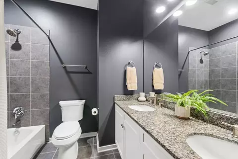 Bath - 2906 N Paulina St #13, Chicago, IL 60657 photo 2 of 4