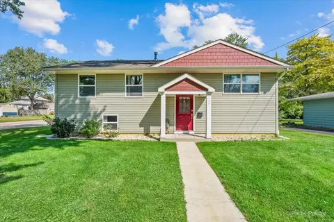 1132 Queen Anne St, Woodstock, IL 60098