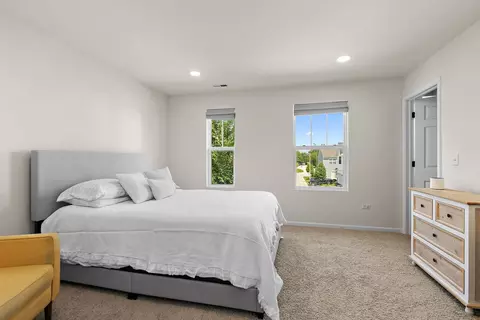 Bedroom - 2515 Geranium Way #19-2, Rolling Meadows, IL 60008 photo 4 of 5