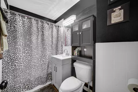 Bath - 351 E 146th St, Harvey, IL 60426 photo 1 of 1