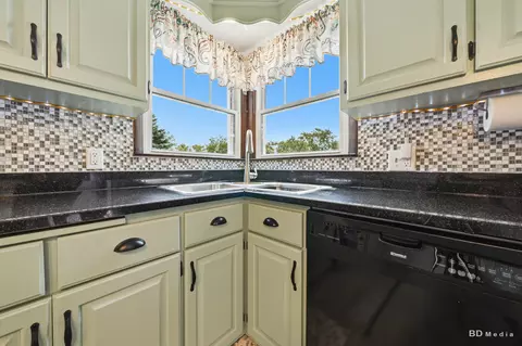 Kitchen - 4243 150th St, Midlothian, IL 60445 photo 2 of 3