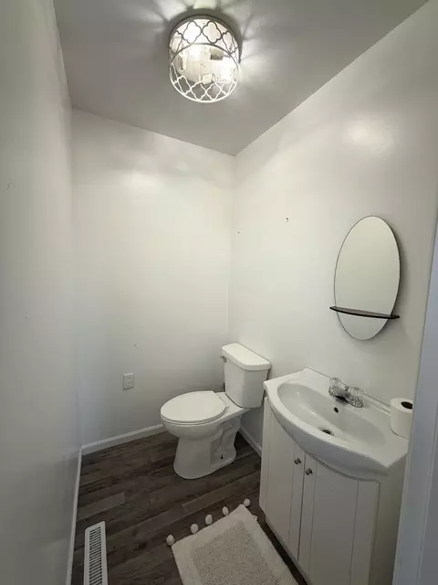 Bath - 909 Harmon Rd, Harmon, IL 61042 photo 1 of 2