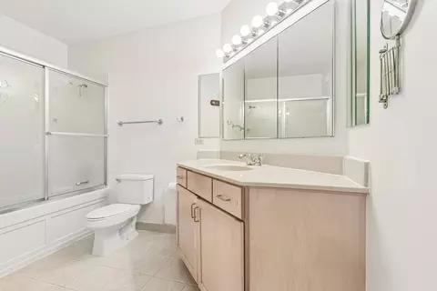 Bath - Undisclosed, Chicago, IL 60601 photo 1 of 3