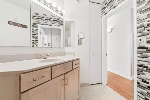 Bath - Undisclosed, Chicago, IL 60601 photo 2 of 3