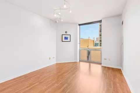 Living - Undisclosed, Chicago, IL 60601 photo 4 of 7