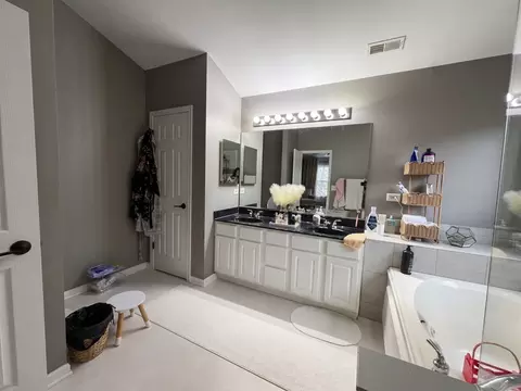 Bath - 1615 Maureen Dr, Hoffman Estates, IL 60192 photo 2 of 4