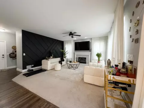 Living - 1615 Maureen Dr, Hoffman Estates, IL 60192 photo 2 of 5
