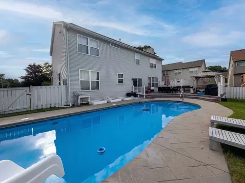 Exterior - 1615 Maureen Dr, Hoffman Estates, IL 60192 photo 4 of 4