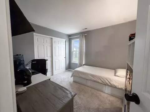 Bedroom - 1615 Maureen Dr, Hoffman Estates, IL 60192 photo 7 of 8