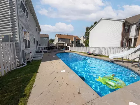 Exterior - 1615 Maureen Dr, Hoffman Estates, IL 60192 photo 3 of 4