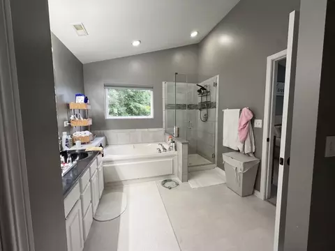 Bath - 1615 Maureen Dr, Hoffman Estates, IL 60192 photo 1 of 4