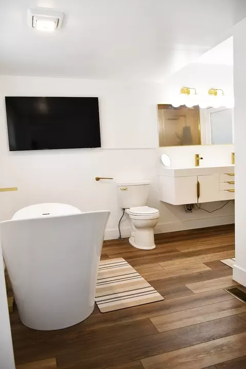 Bath - 821 Main St, Carthage, IL 62321 photo 2 of 10