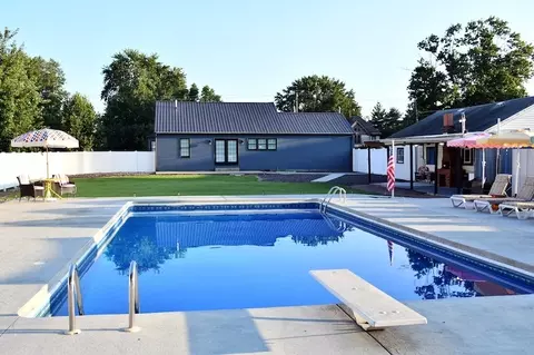 Exterior - 821 Main St, Carthage, IL 62321 photo 3 of 6