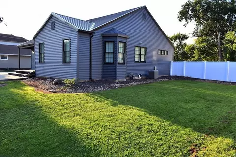 Exterior - 821 Main St, Carthage, IL 62321 photo 2 of 6