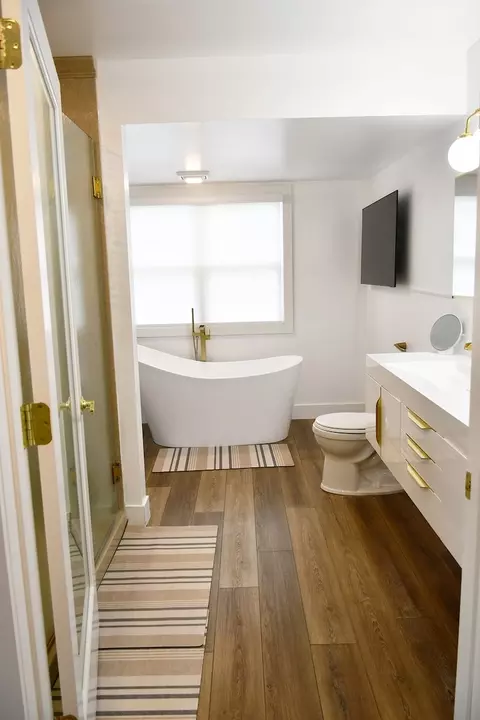 Bath - 821 Main St, Carthage, IL 62321 photo 5 of 10