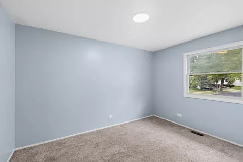 Bedroom - 173 Plainview Dr, Bolingbrook, IL 60440 photo 2 of 4