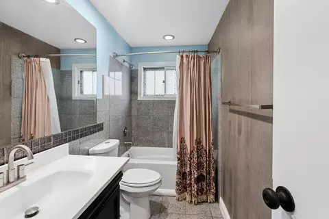 Bath - 173 Plainview Dr, Bolingbrook, IL 60440 photo 1 of 2