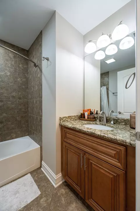 Bath - 178 Partridge Ln, Bartlett, IL 60103 photo 2 of 5