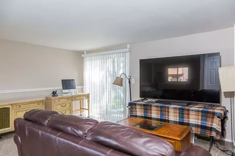 Living - 248 Hood Ct, Bartlett, IL 60103 photo 3 of 4