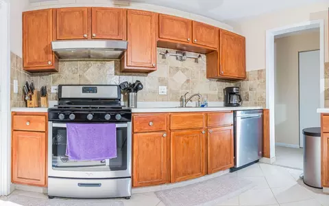 Kitchen - 248 Hood Ct, Bartlett, IL 60103 photo 2 of 3