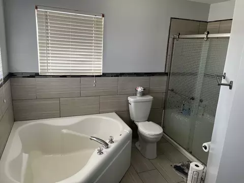 Bath - 1918 Windstone Dr, Plainfield, IL 60586 photo 2 of 5