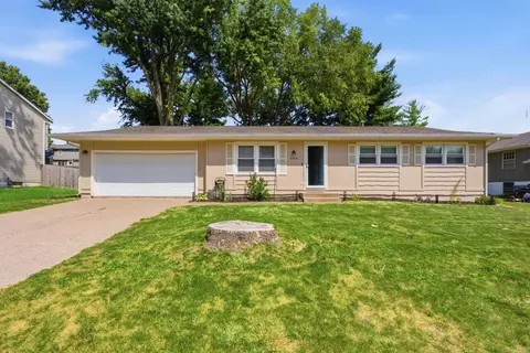 3446 Pleasant Dr, Bettendorf, IA 52722