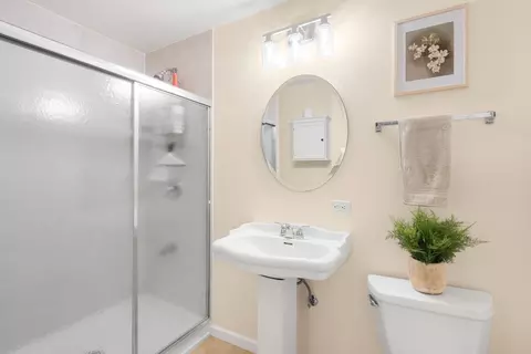 Bath - 2156 Yale Cir, Hoffman Estates, IL 60192 photo 4 of 4