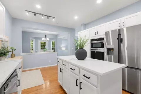 Kitchen - 2156 Yale Cir, Hoffman Estates, IL 60192 photo 4 of 4