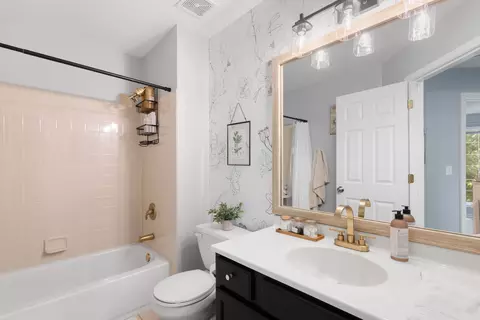 Bath - 2156 Yale Cir, Hoffman Estates, IL 60192 photo 3 of 4