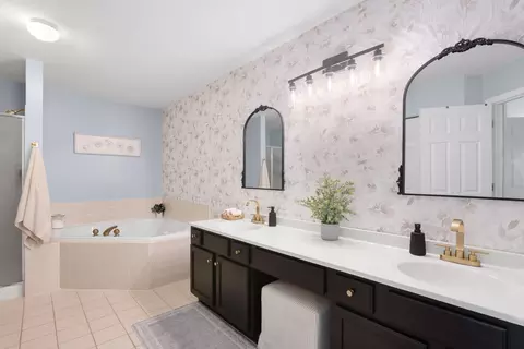 Bath - 2156 Yale Cir, Hoffman Estates, IL 60192 photo 2 of 4
