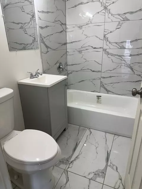 Bath - 16317 Laflin Ave, Markham, IL 60428 photo 1 of 2