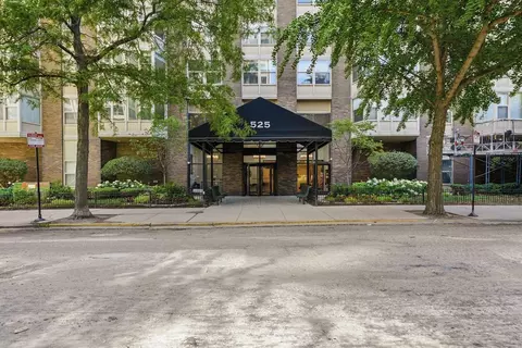 525 W Hawthorne Pl #608, Chicago, IL 60657