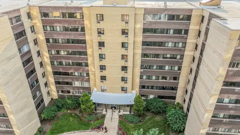 6300 N Sheridan Rd #802, Chicago, IL 60660