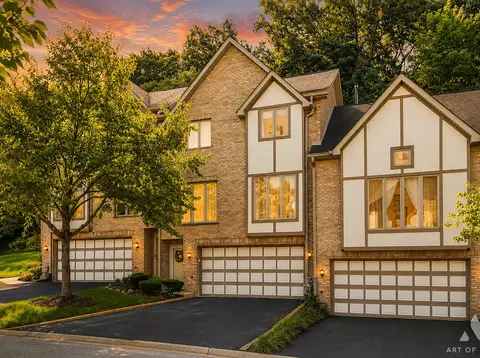 17 Cliffside Circle Dr, Willow Springs, IL 60480