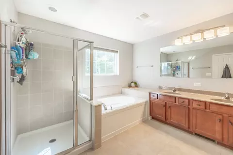 Bath - 3167 Pearl St, Elgin, IL 60124 photo 2 of 3
