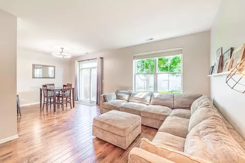 Living - 3167 Pearl St, Elgin, IL 60124 photo 1 of 1