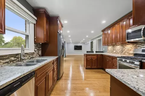 Kitchen - 1808 W Pheasant Trl, Mount Prospect, IL 60056 photo 2 of 5