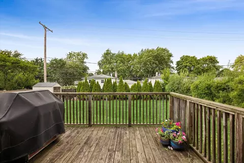 Exterior - 1808 W Pheasant Trl, Mount Prospect, IL 60056 photo 3 of 4