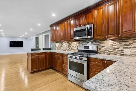 Kitchen - 1808 W Pheasant Trl, Mount Prospect, IL 60056 photo 4 of 5
