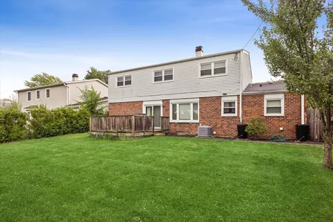 Exterior - 1808 W Pheasant Trl, Mount Prospect, IL 60056 photo 2 of 4