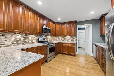 Kitchen - 1808 W Pheasant Trl, Mount Prospect, IL 60056 photo 3 of 5