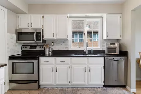 Kitchen - 230 Windsor Ln #D, Willowbrook, IL 60527 photo 2 of 2